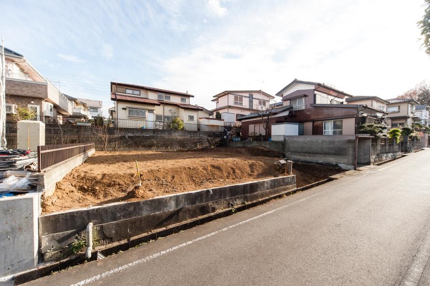 Local photos, including front road. Local (12 May 2013) Shooting