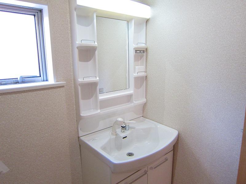 Wash basin, toilet. Indoor (12 May 2013) Shooting 4 Building