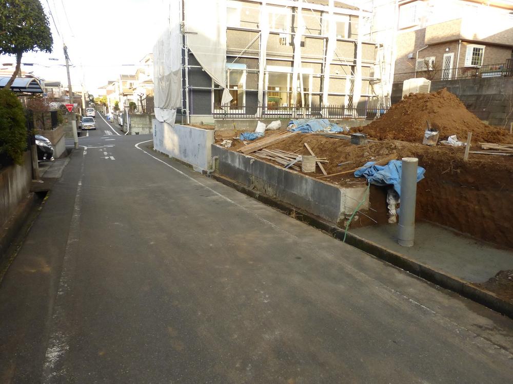 Local photos, including front road. Front road 5m