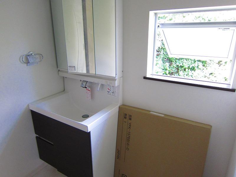 Wash basin, toilet. Wash basin of three-sided mirror type