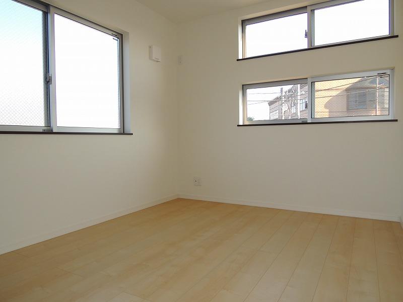 Non-living room. In Zenshitsuminami orientation, It contains the bright sunshine in all rooms