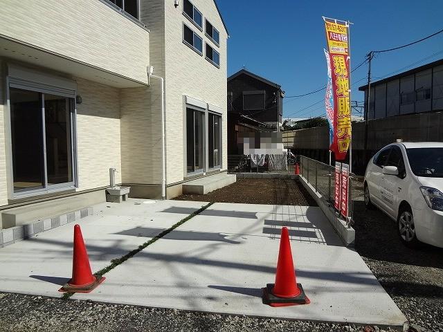 Local appearance photo. With garden space on the south side