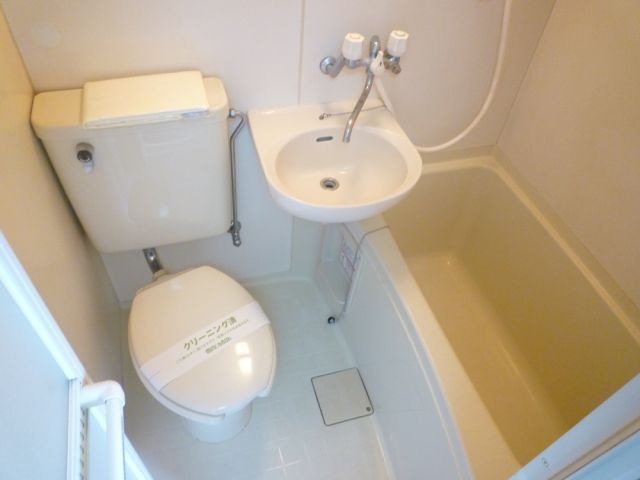 Bath. Easy to clean unit bus