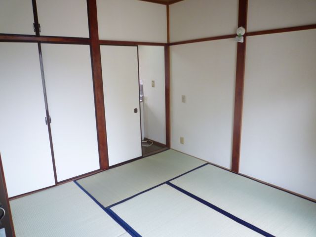 Living and room. Room to settle