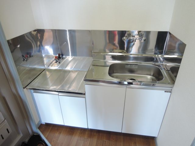 Kitchen. Gas stove can be installed