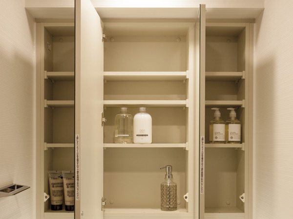 Bathing-wash room. Kagamiura storage with triple mirror