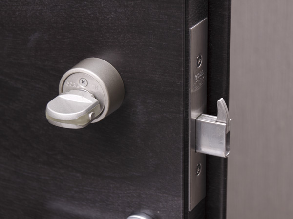 Security.  [Crime prevention thumb turn & sickle dead lock] Because of incorrect lock prevention, Crime prevention thumb turn and, It has adopted a sickle dead lock. (Same specifications)