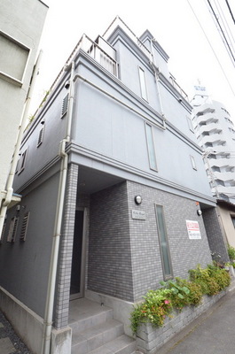 Building appearance. When viewed from the entrance side