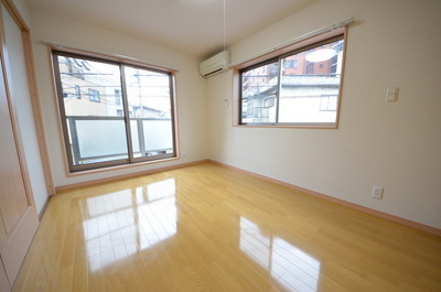 Living and room. Bedroom two-sided lighting!