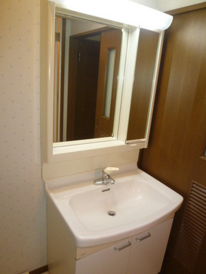 Washroom. ☆ Washbasin independence in dressing room ☆