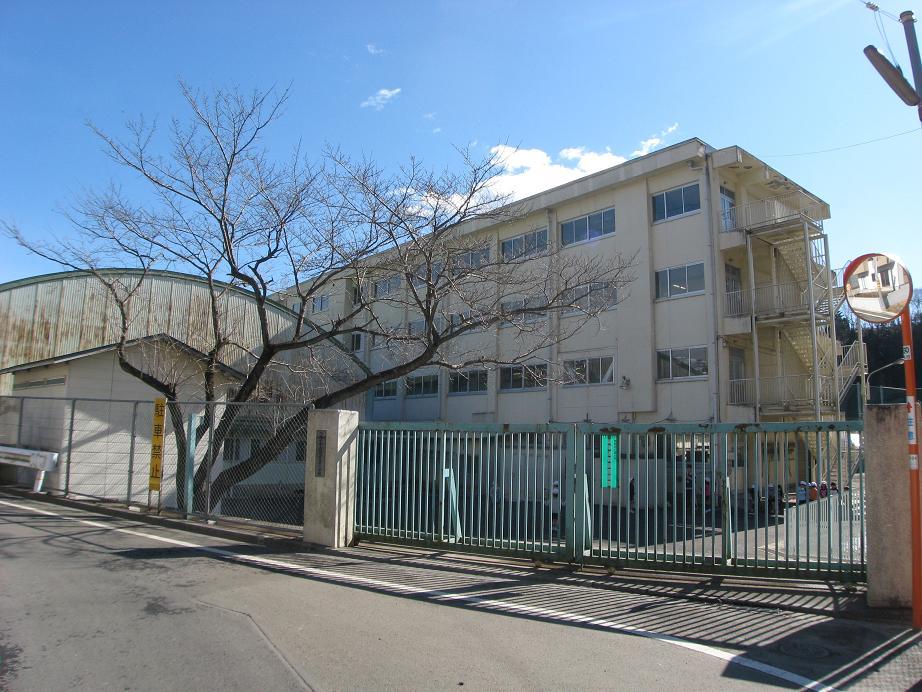 Primary school. Up to about Municipal favor how the first elementary school 380m.