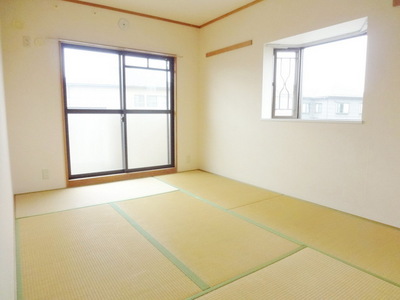 Living and room. ☆ Bright Japanese-style Japanese hearts with a window ☆