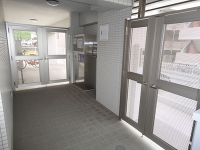 Entrance. Multiplied by the peace of mind in the auto-lock