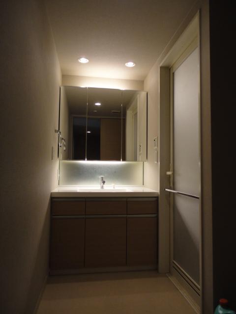 Wash basin, toilet. Room (August 2013) Shooting