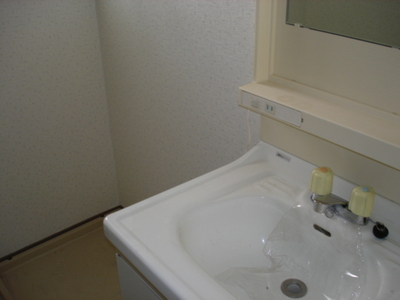 Washroom. Independent wash basin!