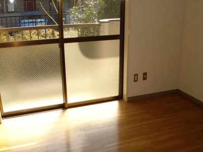 Living and room. Balcony side Western-style!