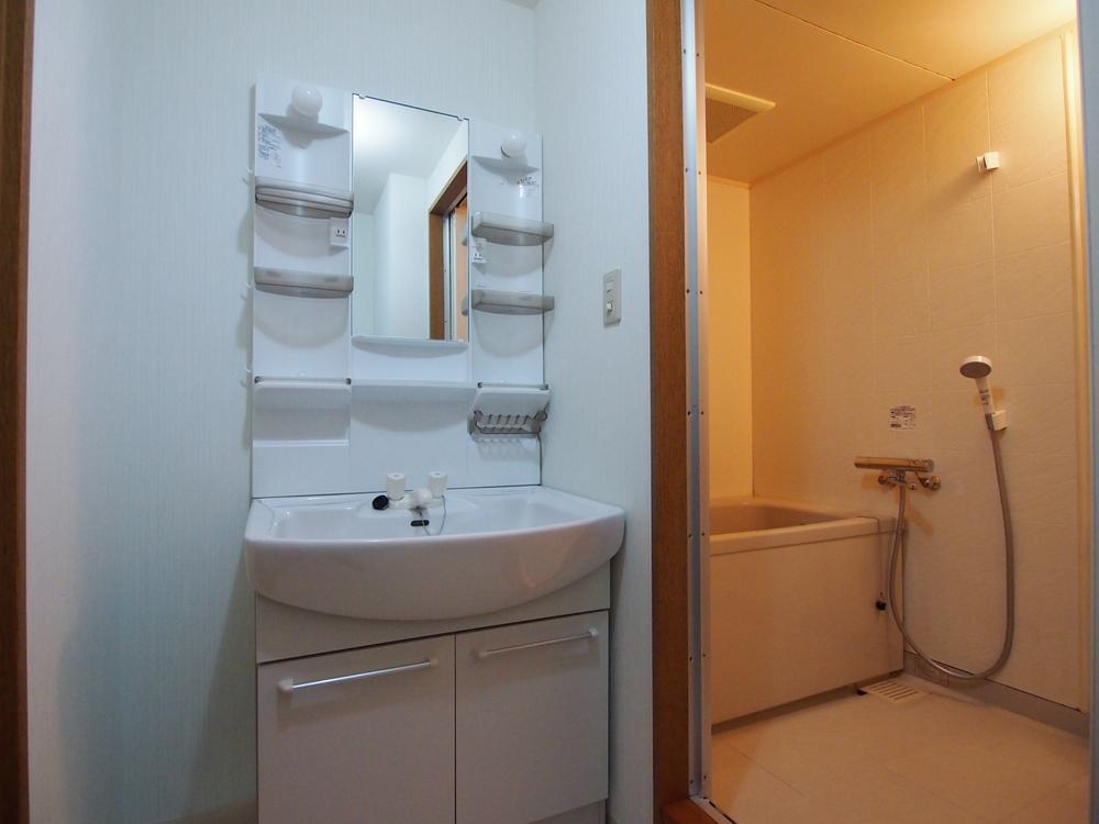 Wash basin, toilet. Wash basin