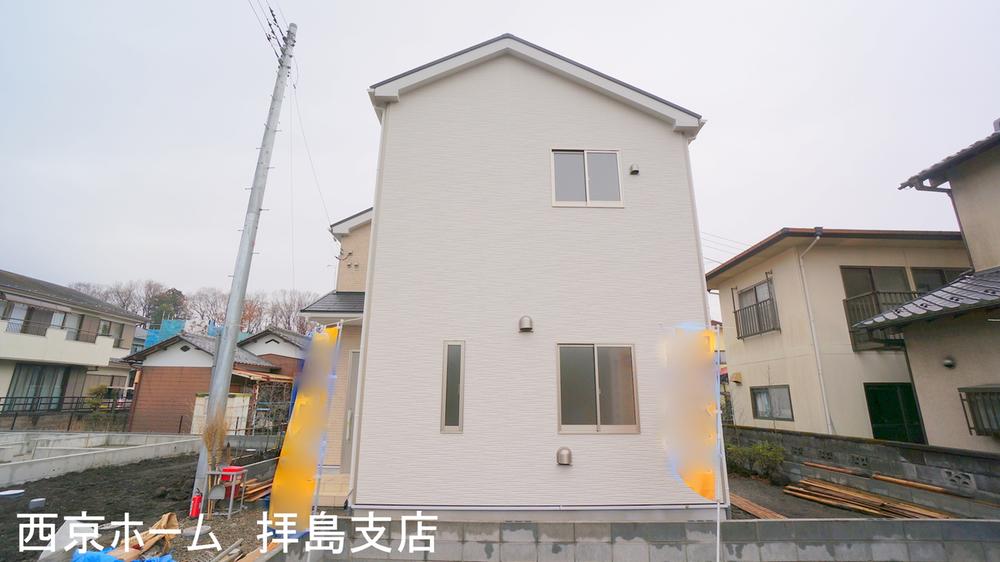 Local photos, including front road. appearance