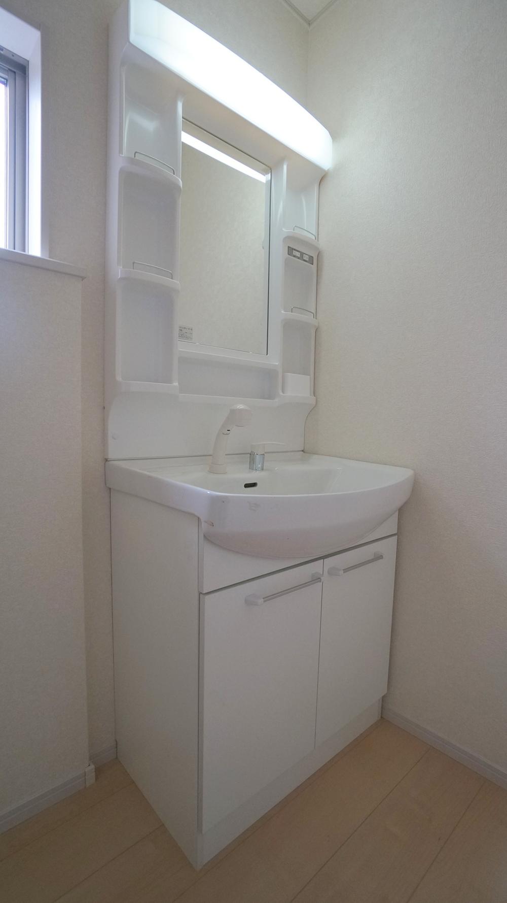 Wash basin, toilet. Wash basin