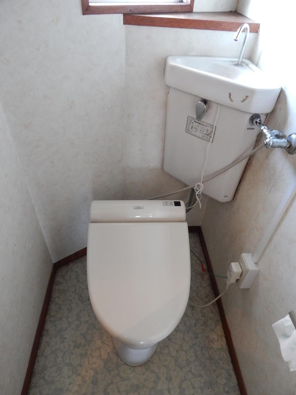 Toilet. Indoor (11 May 2013) Shooting