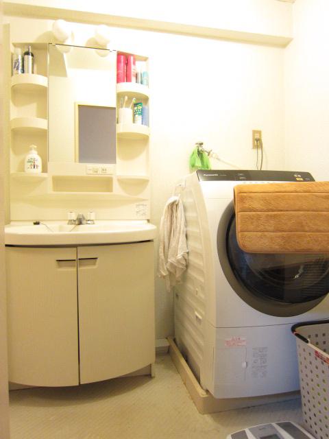 Wash basin, toilet. Indoor (10 May 2013) Shooting