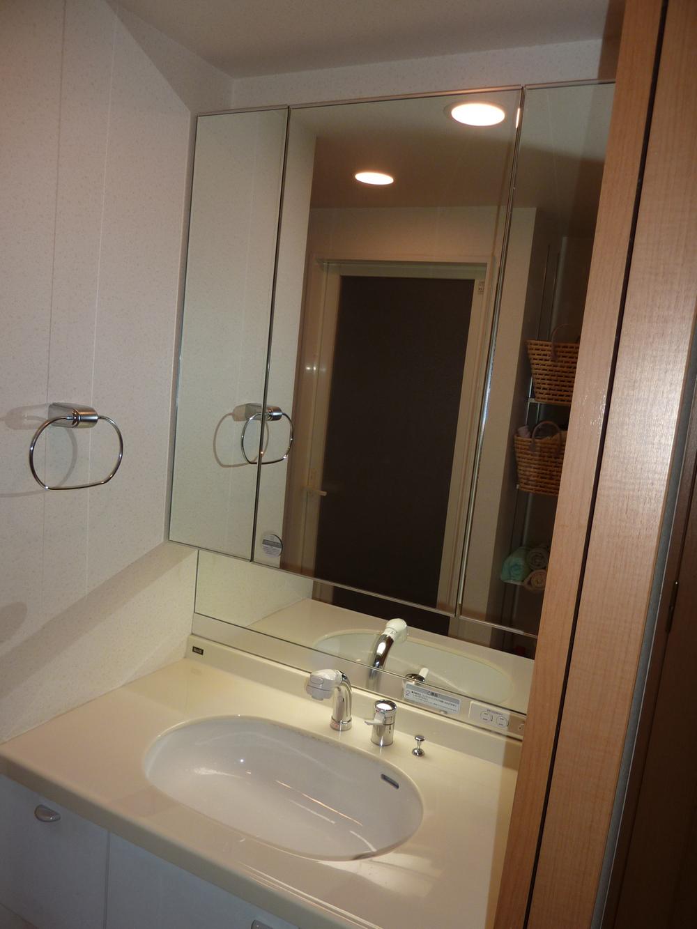 Wash basin, toilet. Interior