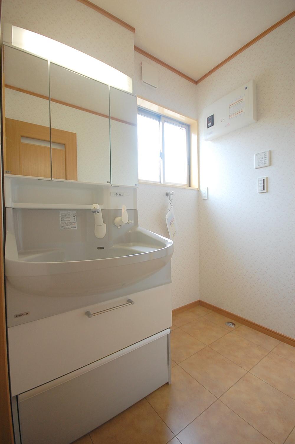 Wash basin, toilet. Indoor (September 2013) Shooting