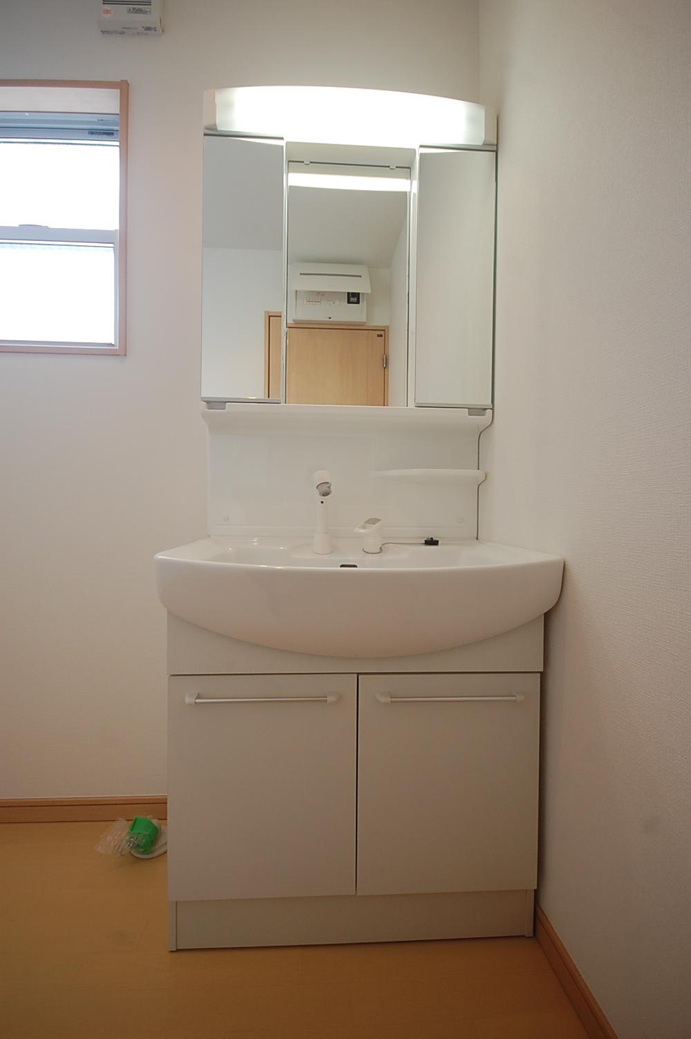 Wash basin, toilet. Wash basin