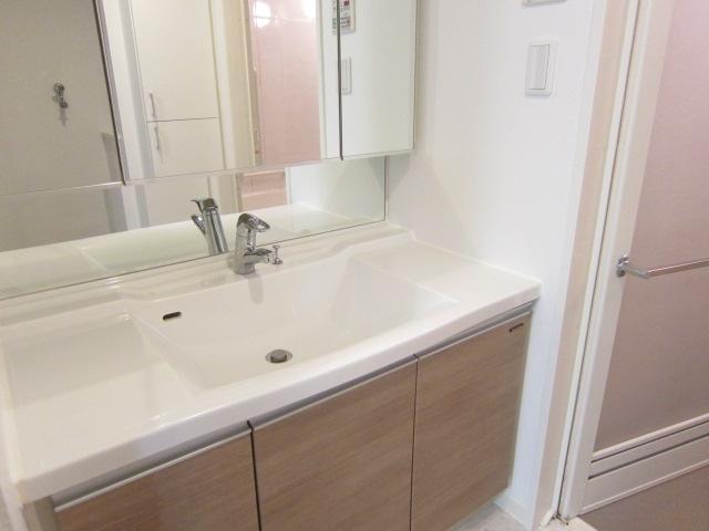 Wash basin, toilet. Room (August 2013) Shooting