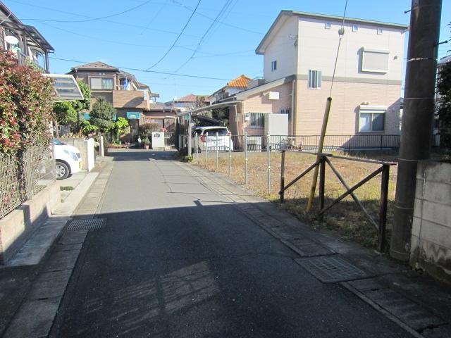 Local photos, including front road. Local (12 May 2013) Shooting