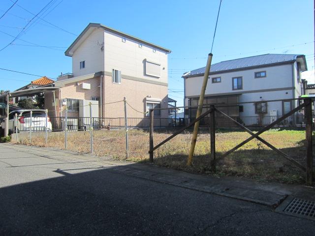 Local photos, including front road. Local (12 May 2013) Shooting