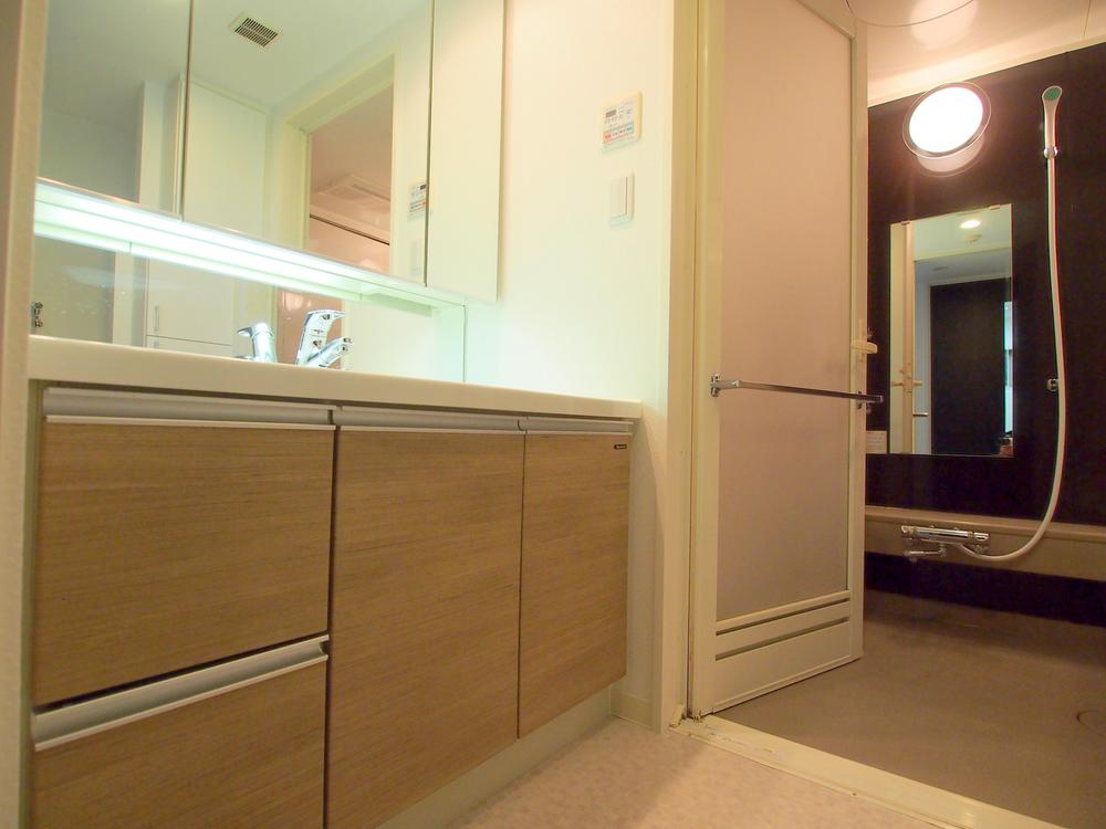 Wash basin, toilet. Washroom