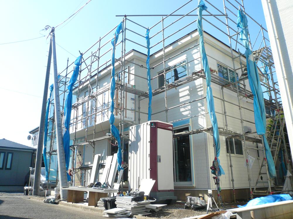 Local photos, including front road. Building 2 October 28, shooting