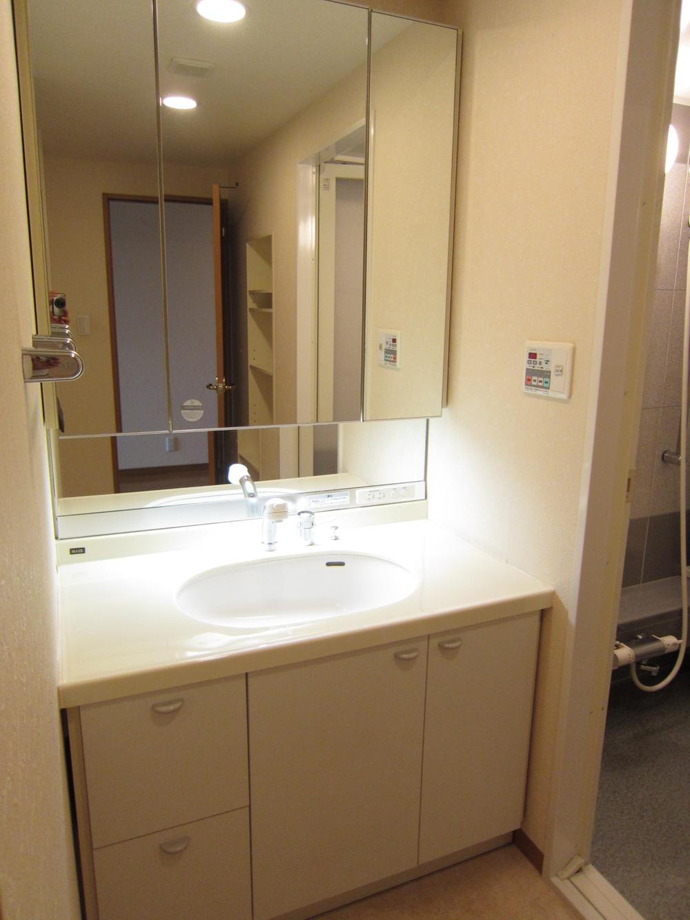 Wash basin, toilet. Indoor (10 May 2013) Shooting