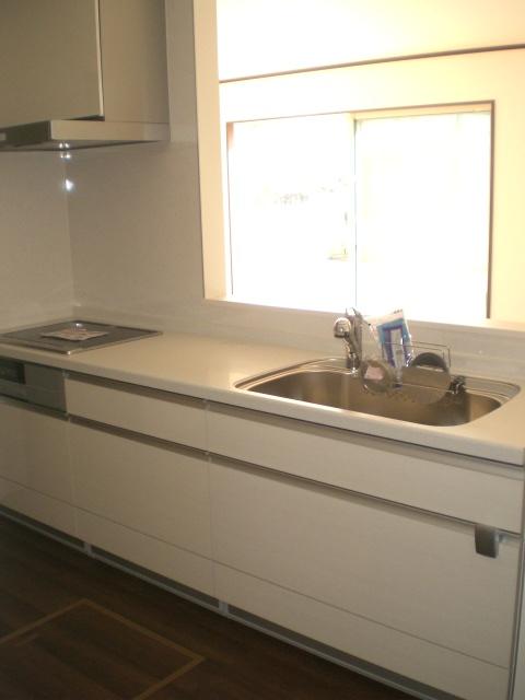 Kitchen. There is face-to-face kitchen, Widely and easy to use kitchen! Even with a small child, Worry is your useless! 