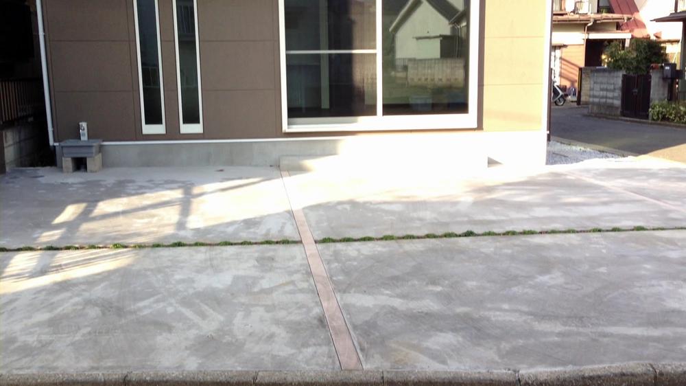 Parking lot. Very ample parking! How it is possible to stop even four! Also parked 5,6 units is by type of vehicle