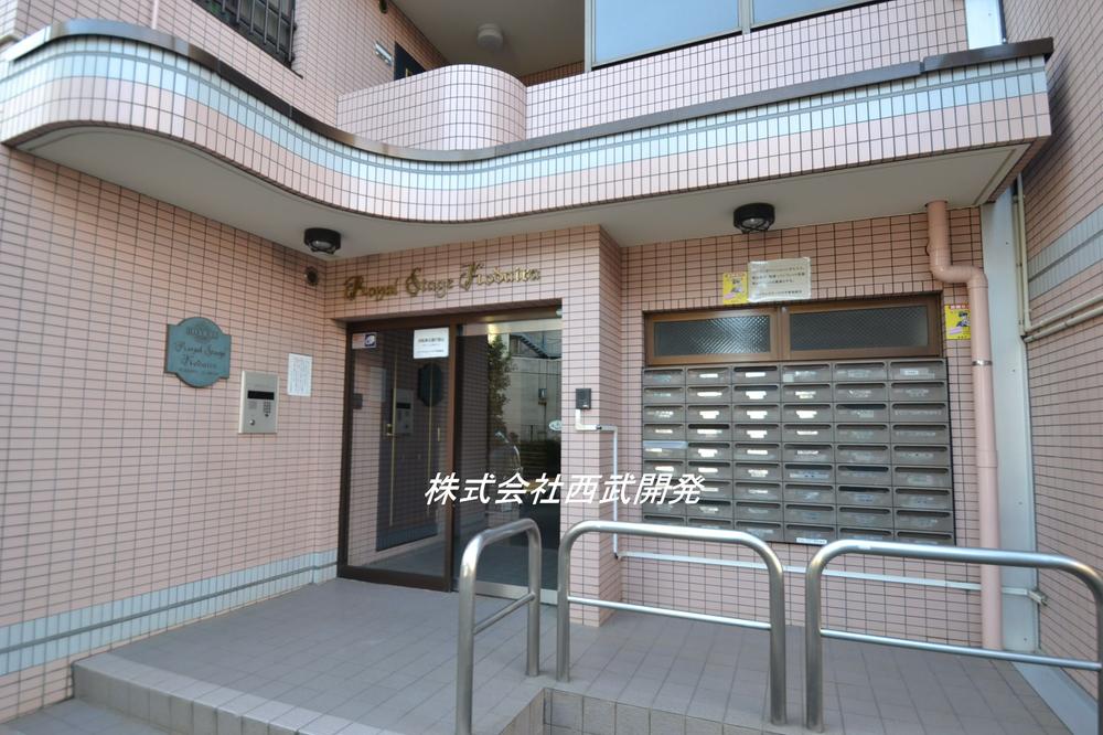 Entrance. Common areas