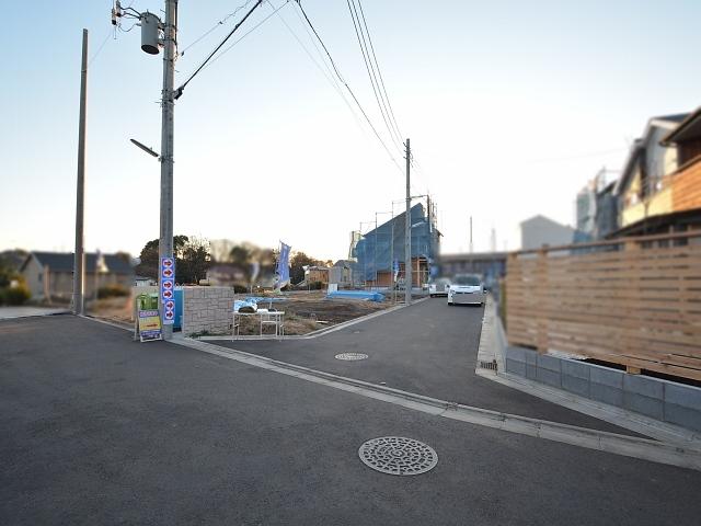 Local appearance photo. Higashikurume Minamisawa 3-chome, contact road situation 2013 / 12 / 22 shooting