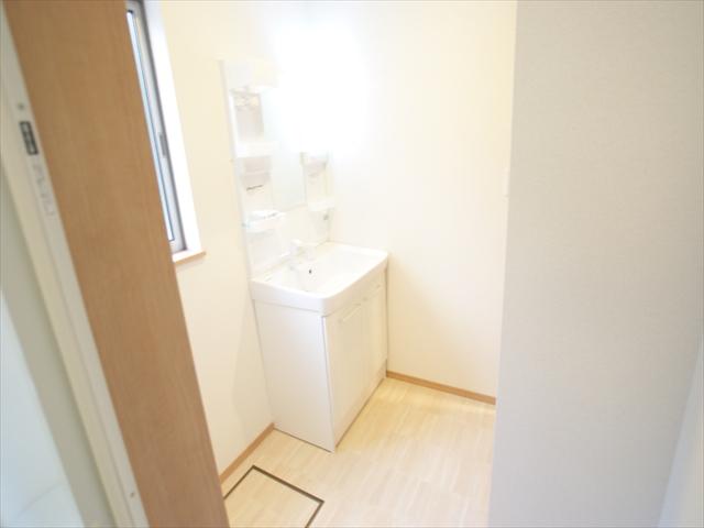 Wash basin, toilet. Building 2