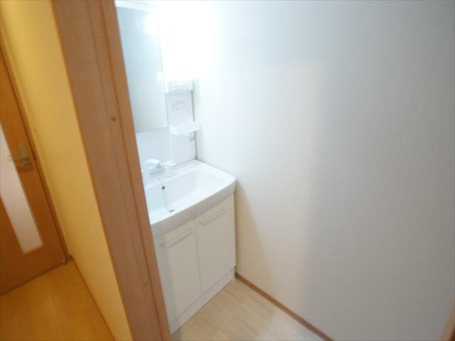 Wash basin, toilet. Building 3