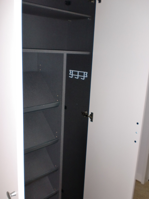 Entrance. Ceiling height shoe box