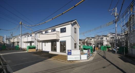 Local photos, including front road. Local appearance