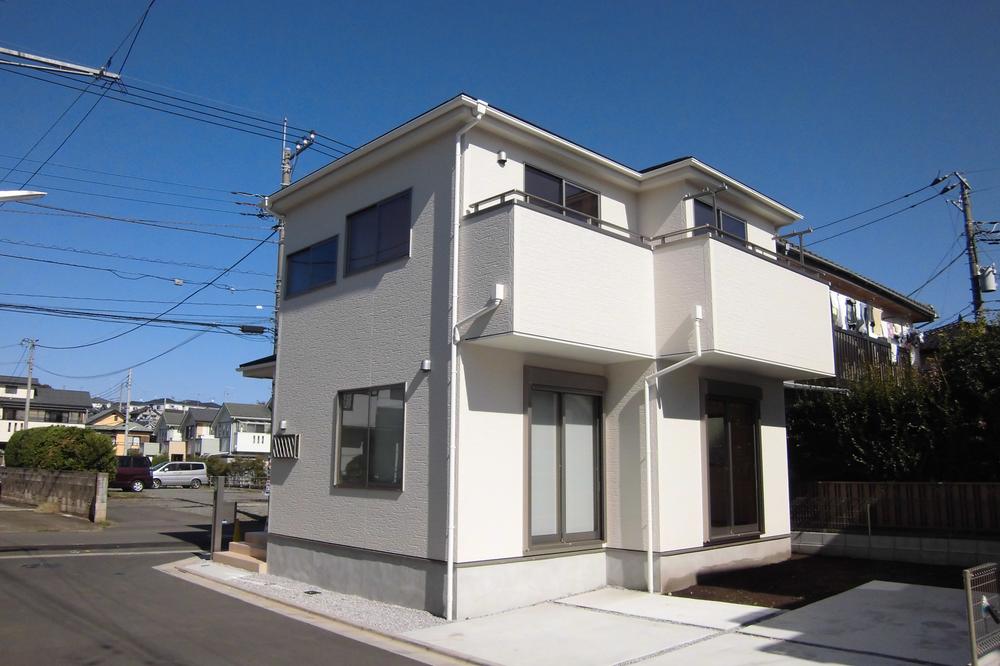 Local photos, including front road. Local (2013 November) shooting car space two Allowed (one small car)