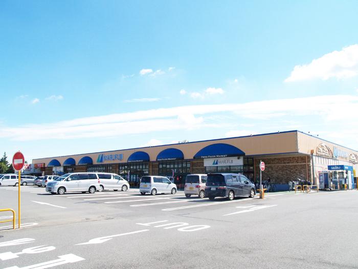 Supermarket. Marufuji up to 520m business hours 9:00 ~ 23:00 Parking 300 cars (Parking is easy to plane parking lot)