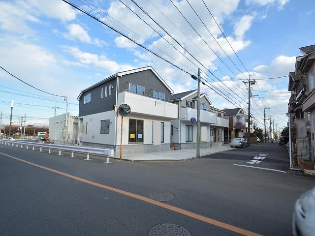 Local photos, including front road. Contact road situation