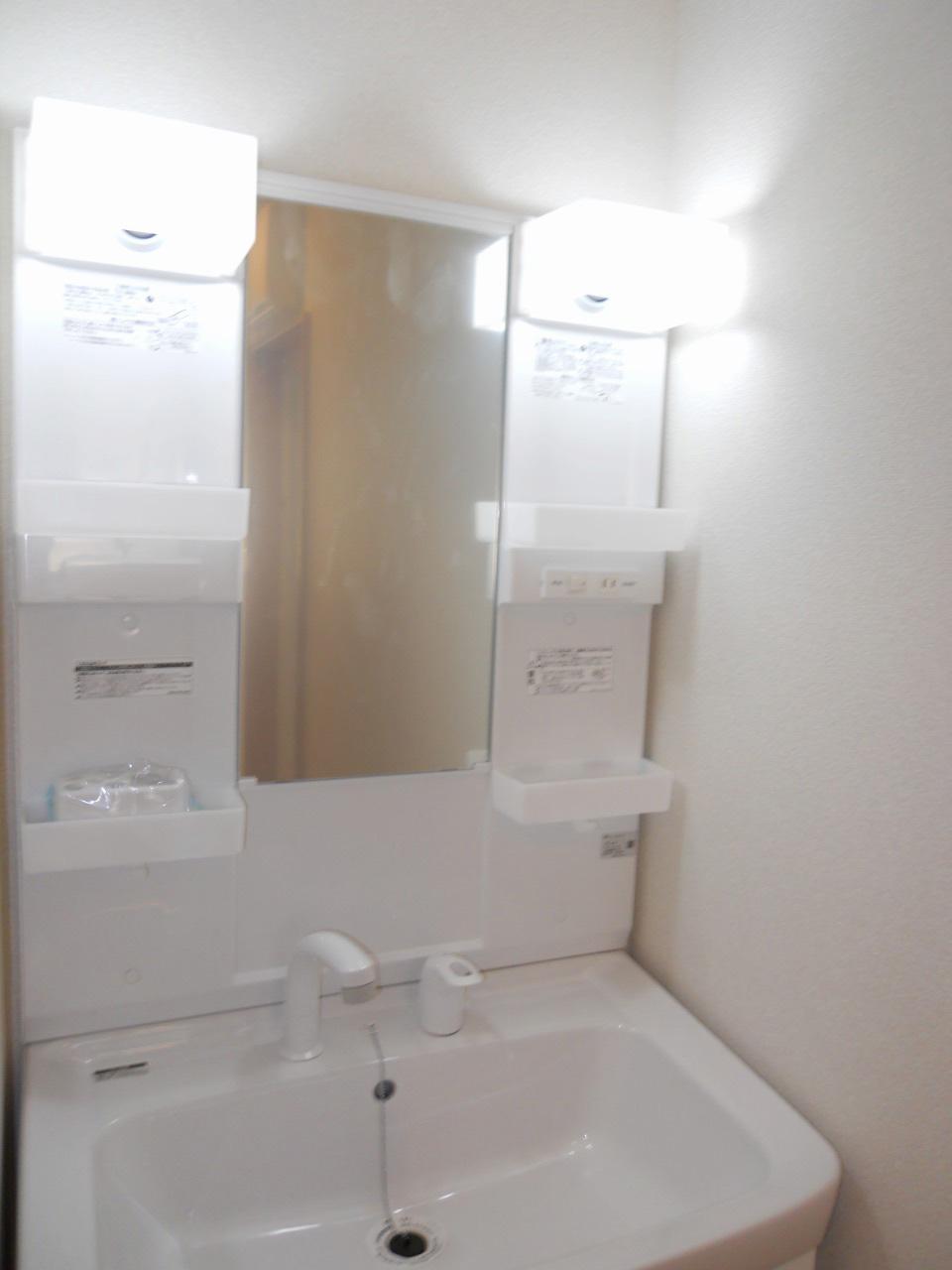 Wash basin, toilet. Indoor (11 May 2013) Shooting