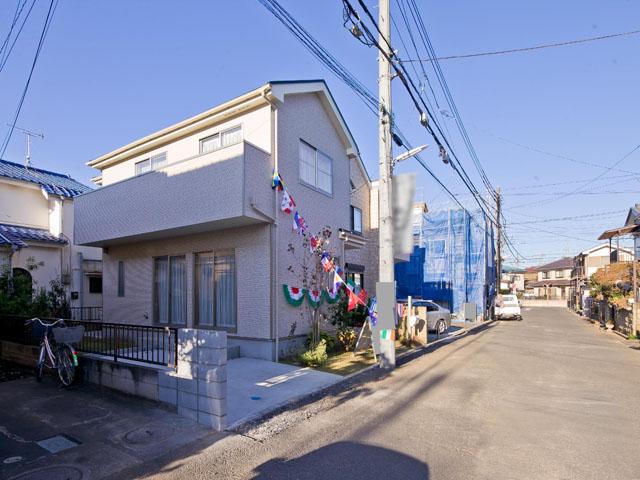 Local photos, including front road. Very convenient was near convenience store, etc.