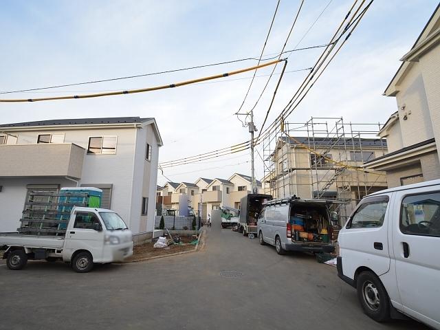 Local photos, including front road. Contact road situation