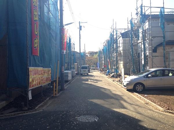 Local photos, including front road. This selling local (2,013.10 May shooting) since the development road of 5.0m is a dead end, It is safe for small children without any entry of the general vehicle. Anyway bright local! 