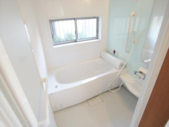 Bathroom. Spacious bathroom units of 1 pyeong size